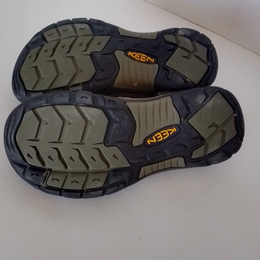 Keen Newport H2 closed toe sandal size 4